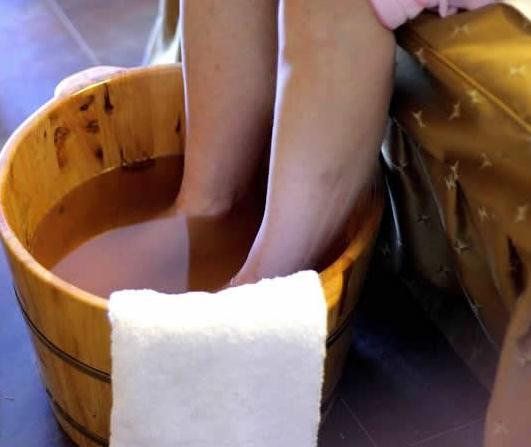 热水泡脚加点它3天逼出体内湿气,湿气重三伏天泡脚有用吗