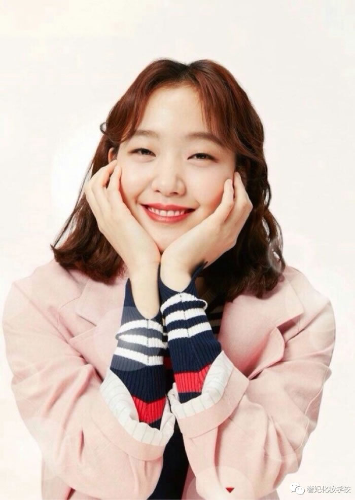 周冬雨单眼皮小眼睛怎么画眼妆,周冬雨单眼皮日常眼妆画法