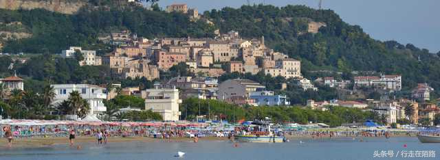 意大利海滩小镇“六月飞雪”，游客却纷纷表示很舒服