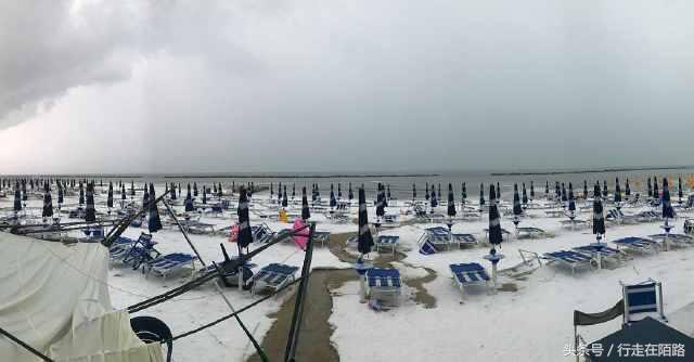 意大利海滩小镇“六月飞雪”，游客却纷纷表示很舒服