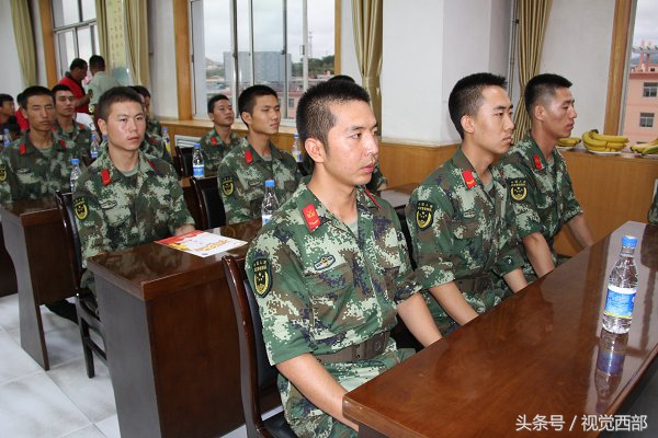 甘肃农村大妈跳广场舞,水兵舞双人舞大爷大妈穿迷彩服