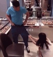 两辆车发生碰撞双方都在看手机,两辆车发生刮擦一辆车走了