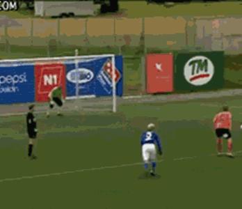 足球搞笑的gif,足球场上永不放弃的名场面gif