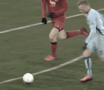 足球搞笑的gif,足球场上永不放弃的名场面gif