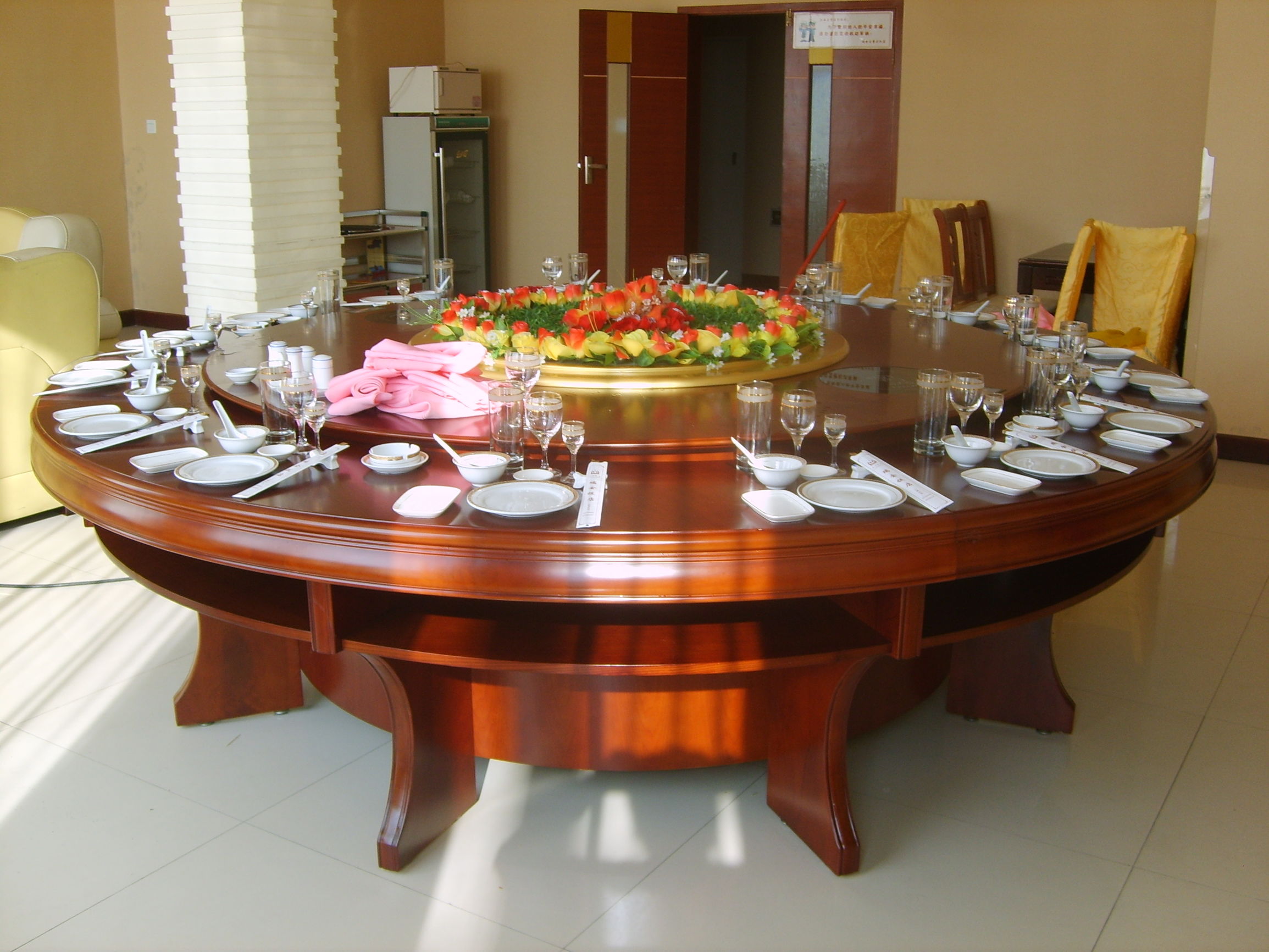 这种餐桌人少不准用，不需手拨，全靠电！合肥人涨知识了