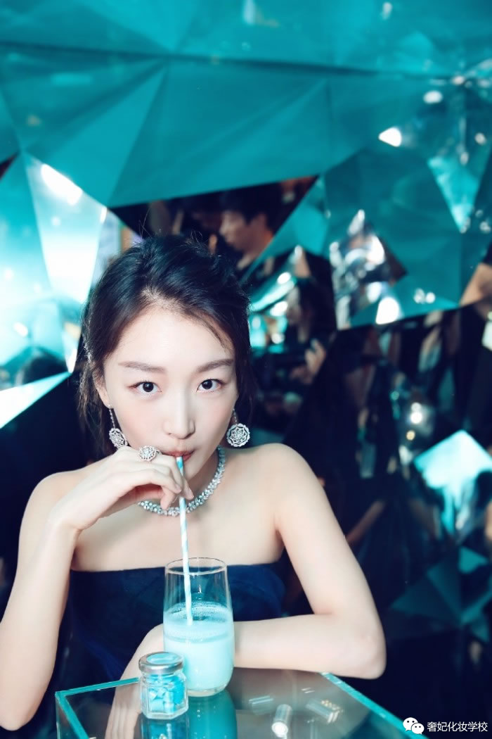 周冬雨单眼皮小眼睛怎么画眼妆,周冬雨单眼皮日常眼妆画法