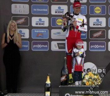 搞笑：看着她有没有想到什么？一不小心发现哆啦A梦的真实目的，看来这孩子肯定见过什么？