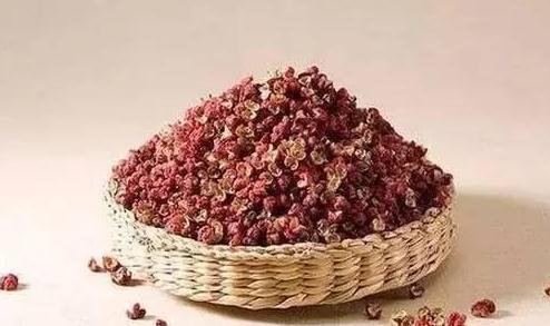 热水泡脚加点它3天逼出体内湿气,湿气重三伏天泡脚有用吗