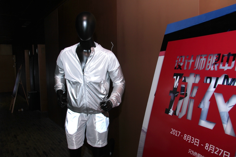 时尚与运动的跨界融合，“设计师眼中的球衣展”上海开幕