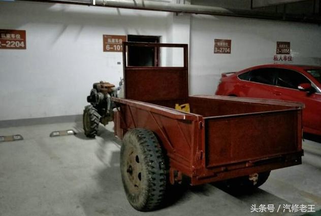 天上下着蒙蒙小雨，这宝马敞篷车挺有个性，披着1张破塑料纸就上路了