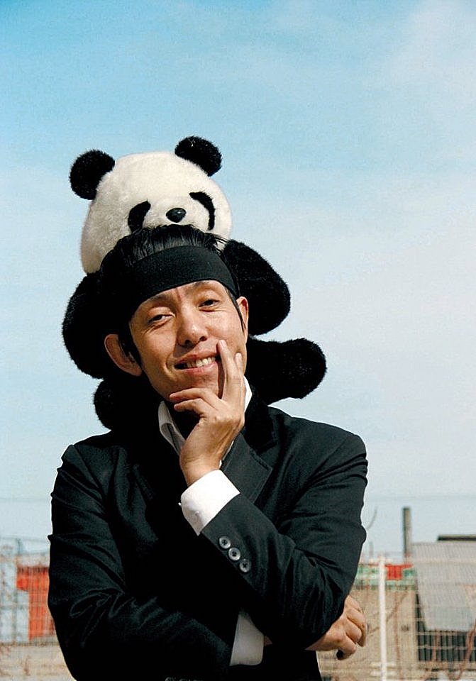 民工、*陪三**小姐、乞丐、同性恋……这些形象，他都用熊猫时装诠释