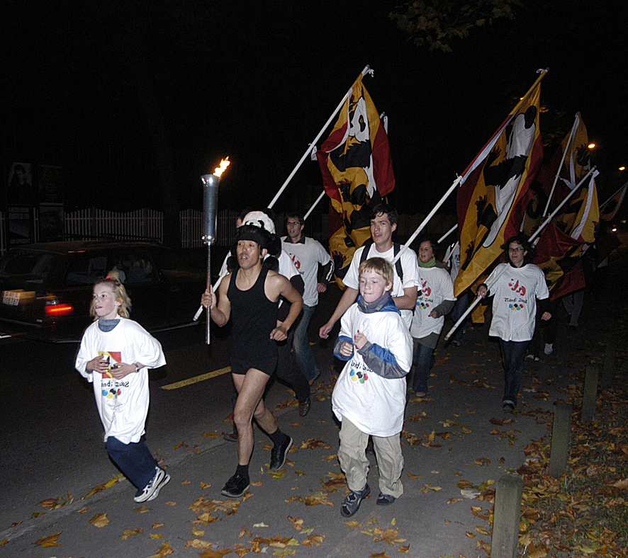 民工、*陪三**小姐、乞丐、同性恋……这些形象，他都用熊猫时装诠释
