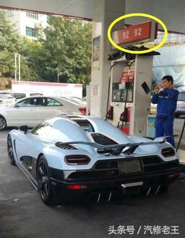 天上下着蒙蒙小雨，这宝马敞篷车挺有个性，披着1张破塑料纸就上路了