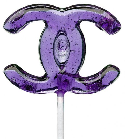 香奈儿卖价4000块一双的塑料凉鞋！竟然跟我童年时候9块钱一双的一样一样的