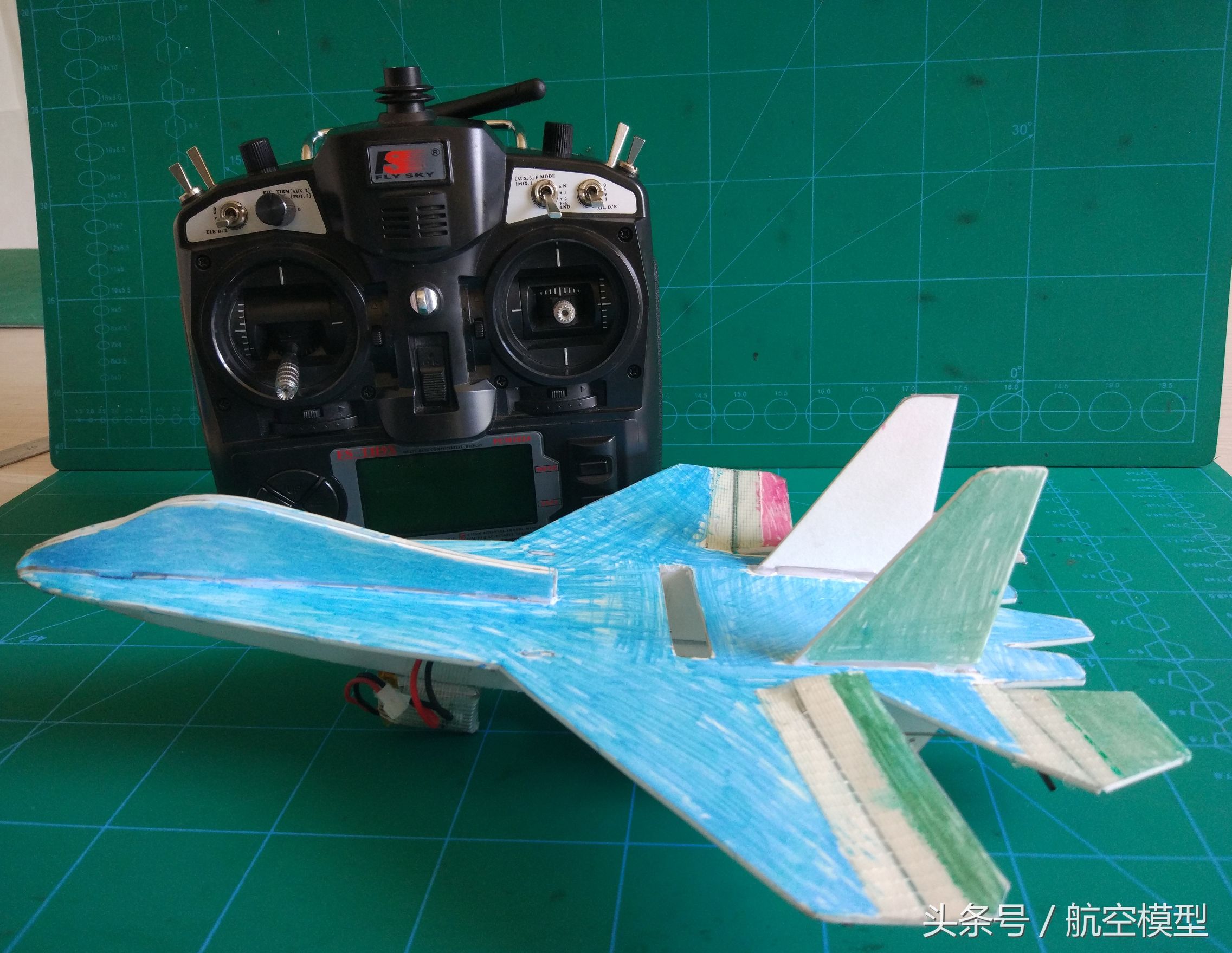 自制遥控小飞机只要一个小马达,自制一架小飞机