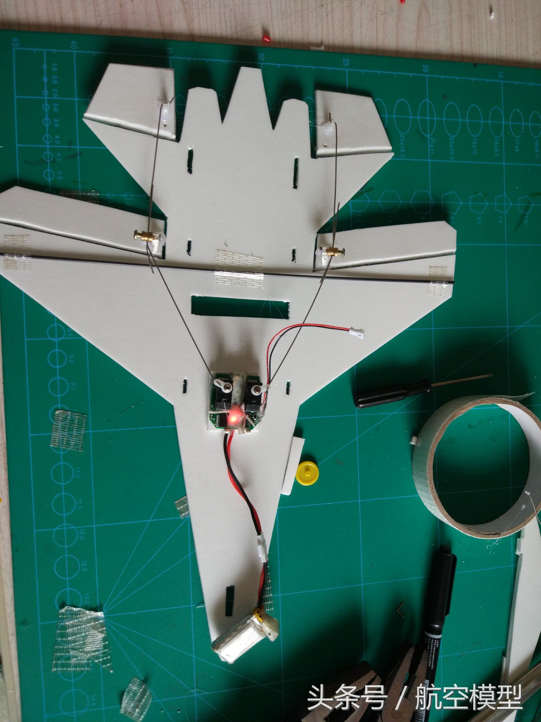 自制遥控小飞机只要一个小马达,自制一架小飞机