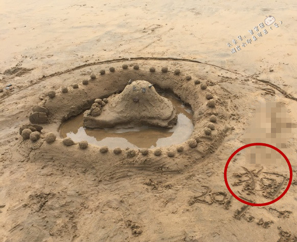 男粉丝不理酷暑，花1天在海边为赵丽颖堆爱心，被熊娃全部踩坏