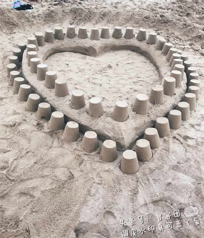 男粉丝不理酷暑，花1天在海边为赵丽颖堆爱心，被熊娃全部踩坏