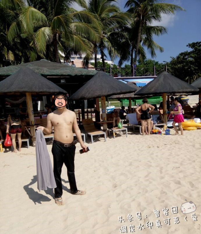 男粉丝不理酷暑，花1天在海边为赵丽颖堆爱心，被熊娃全部踩坏