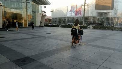 骑自行车时，蹬车、捏闸、响铃用英文怎么说？