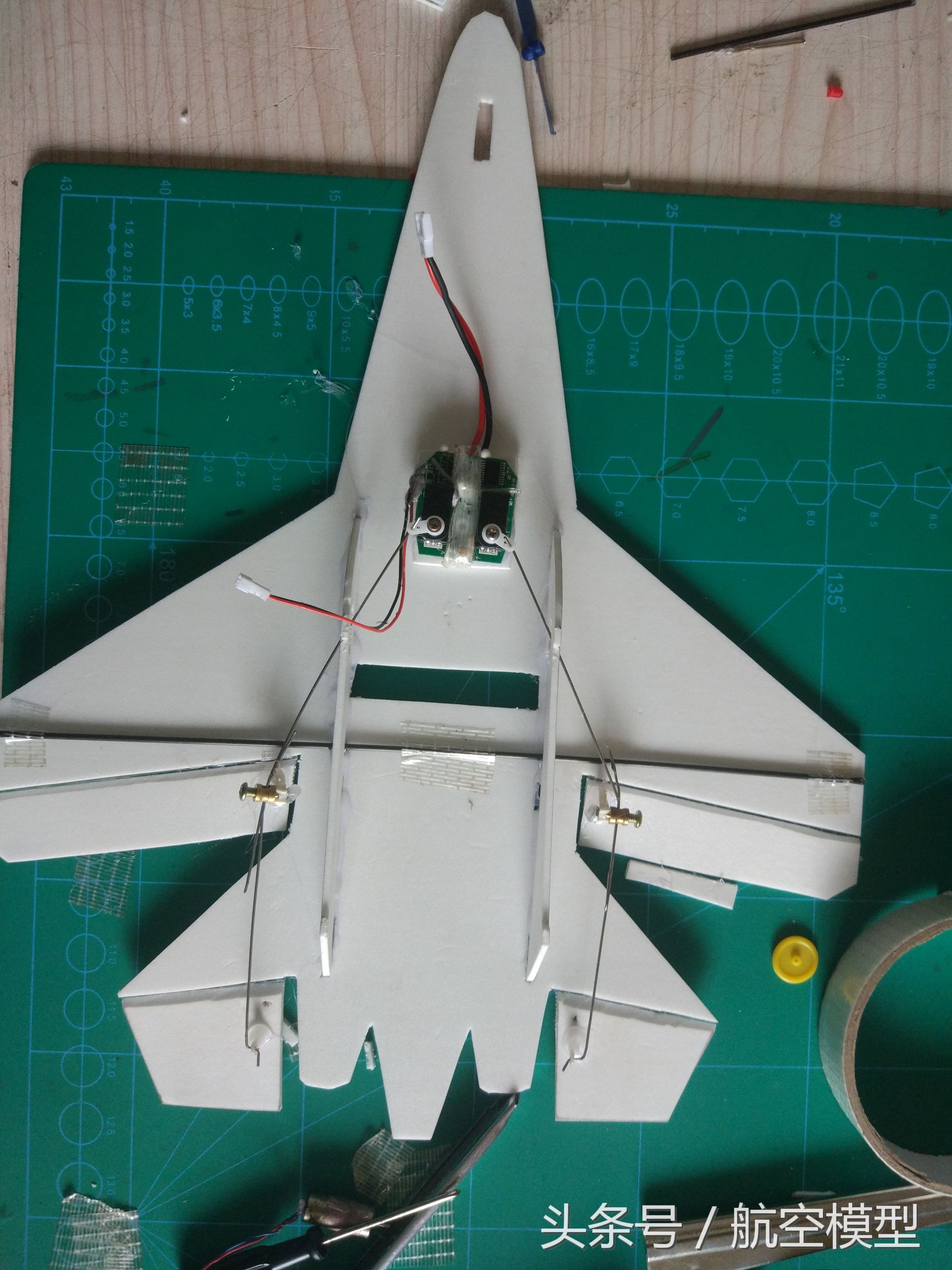 自制遥控小飞机只要一个小马达,自制一架小飞机
