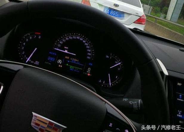 天上下着蒙蒙小雨，这宝马敞篷车挺有个性，披着1张破塑料纸就上路了