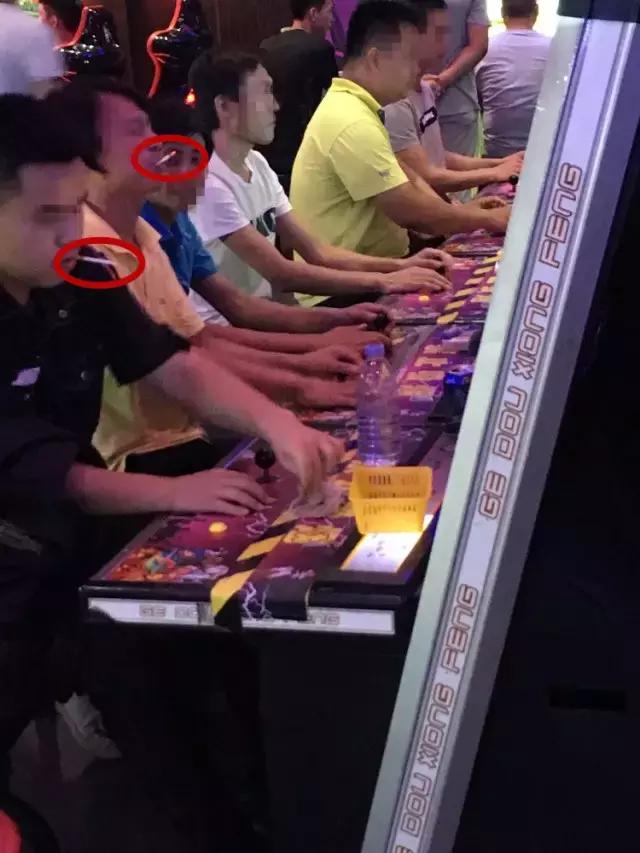 「曝光台」无视病人健康！某医院保安在大门口吸烟