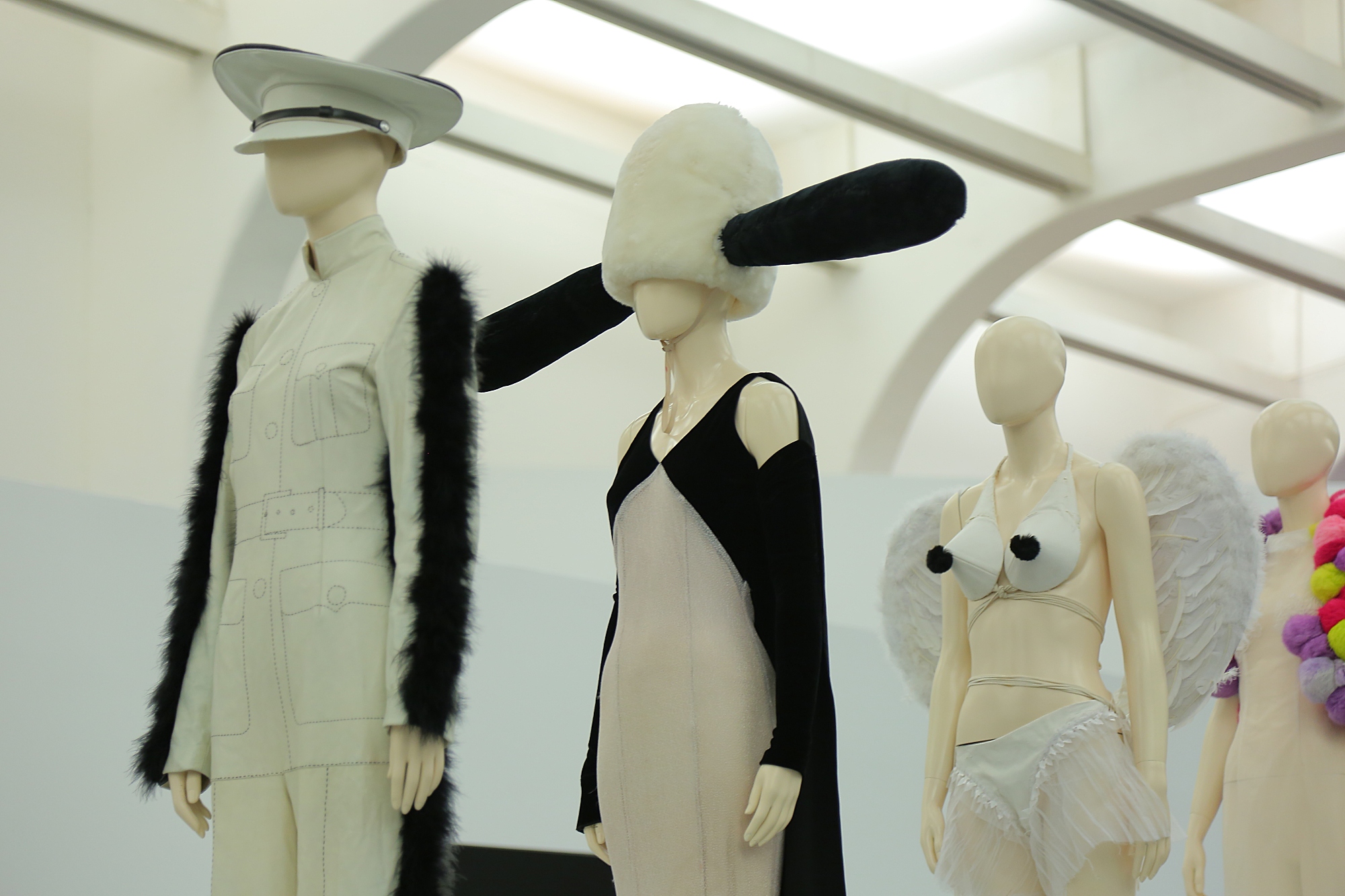 民工、*陪三**小姐、乞丐、同性恋……这些形象，他都用熊猫时装诠释