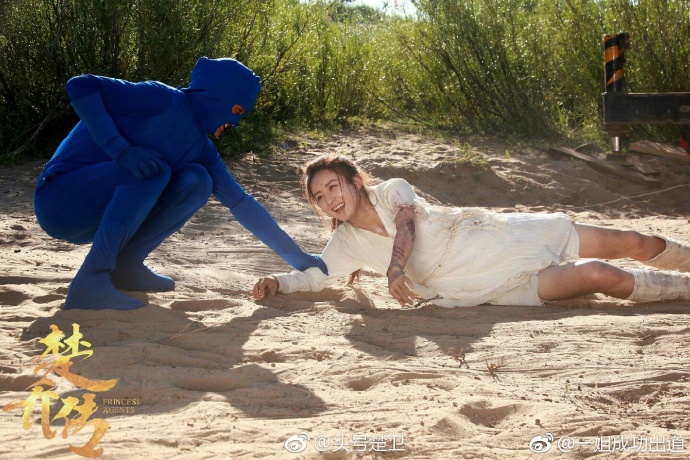 男粉丝不理酷暑，花1天在海边为赵丽颖堆爱心，被熊娃全部踩坏