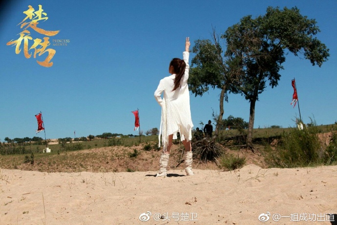 男粉丝不理酷暑，花1天在海边为赵丽颖堆爱心，被熊娃全部踩坏