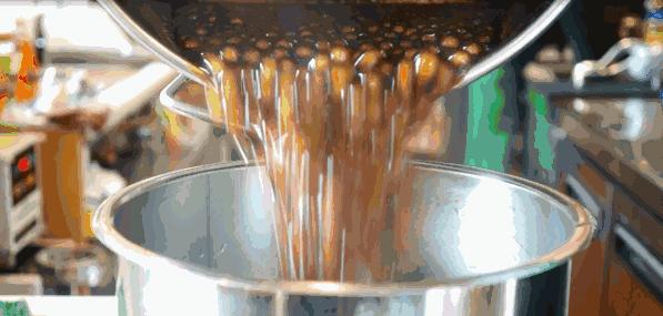 天气再热还是阻挡不了顾客的热情,天气越来越凉生意越来越少