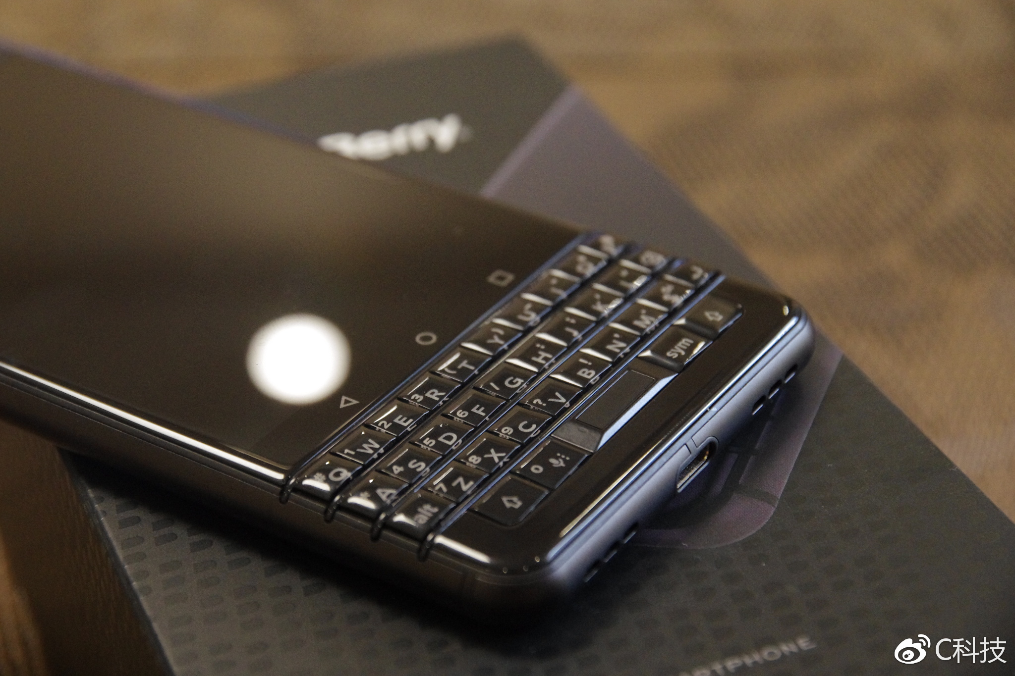 黑莓keyone国行版正式发布,全键盘真情怀黑莓keyone上手体验