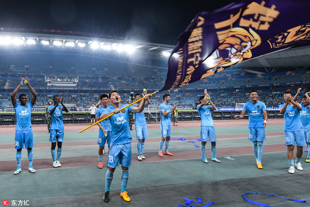 不抢场地抢安保，这次足球又败了