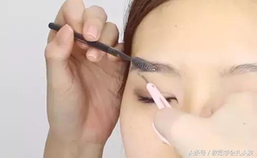 短发扎马尾好看的发型简单,短发发型怎么扎简单好看低马尾