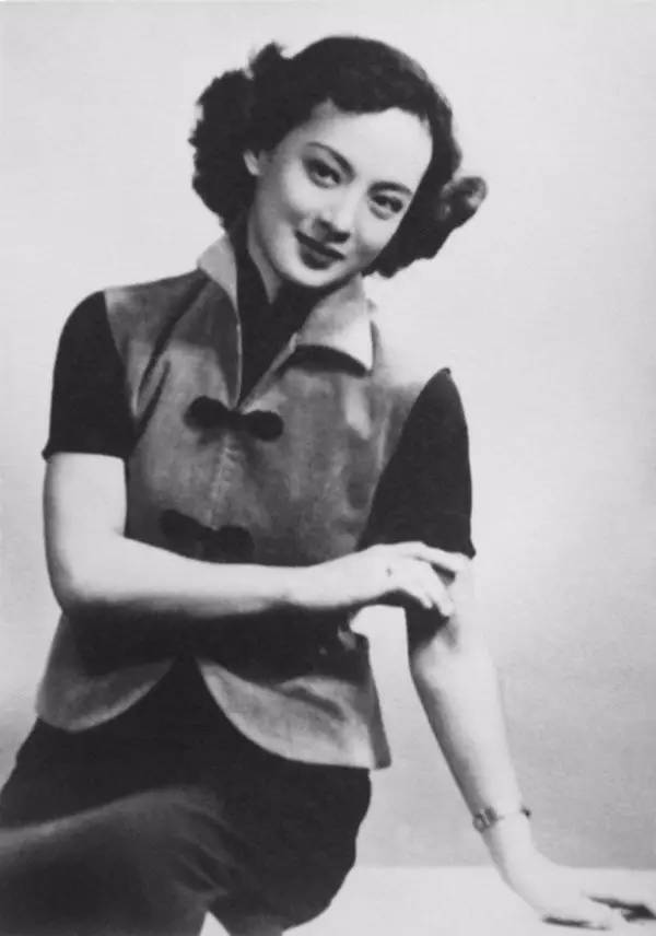她是绝代美人，从影40余年演绎50多个形象，一生却只爱一个人