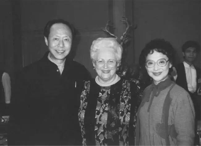 她是绝代美人，从影40余年演绎50多个形象，一生却只爱一个人