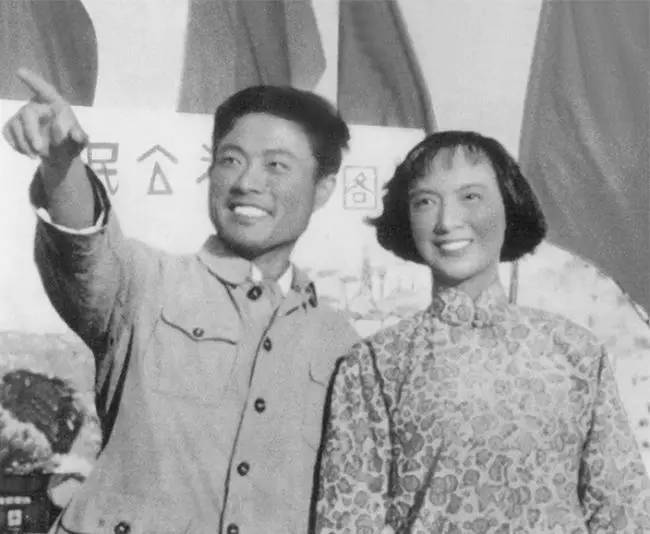 她是绝代美人，从影40余年演绎50多个形象，一生却只爱一个人