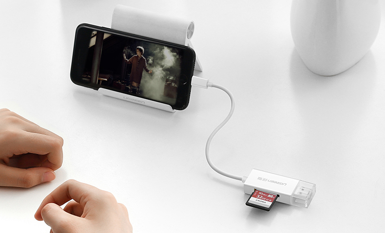 这款手机读卡器很有特点，标配了Lightning闪电接头