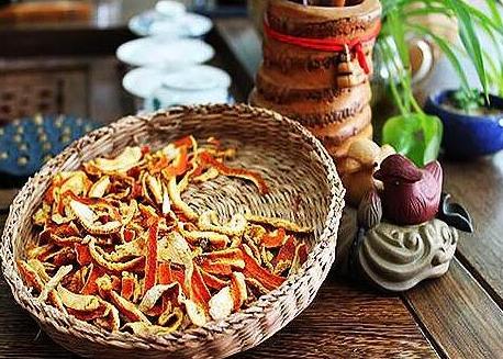 舌苔发黄厚腻口苦口臭舌头上有痰,舌苔厚白口苦口臭是什么症状