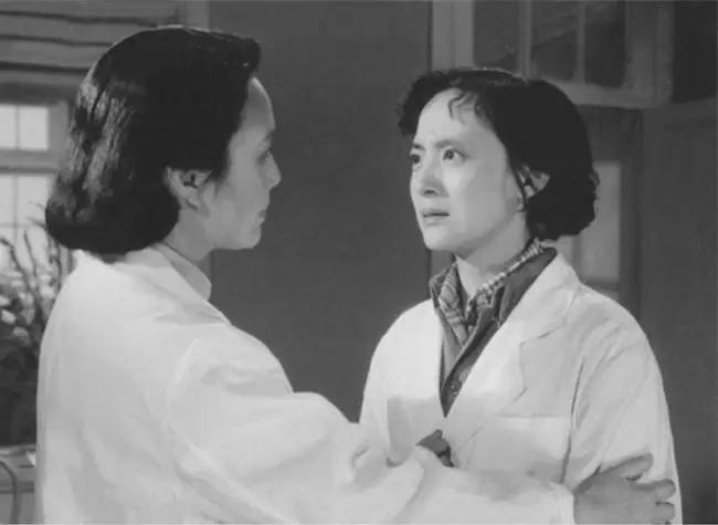 她是绝代美人，从影40余年演绎50多个形象，一生却只爱一个人