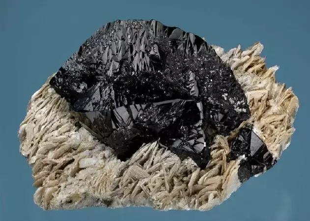 各种宝石象征的寓意及其作用大全,世界最全宝石功效及寓意