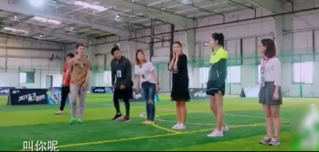 鹿晗乔欣打球,鹿晗玩萝卜蹲踢王勉