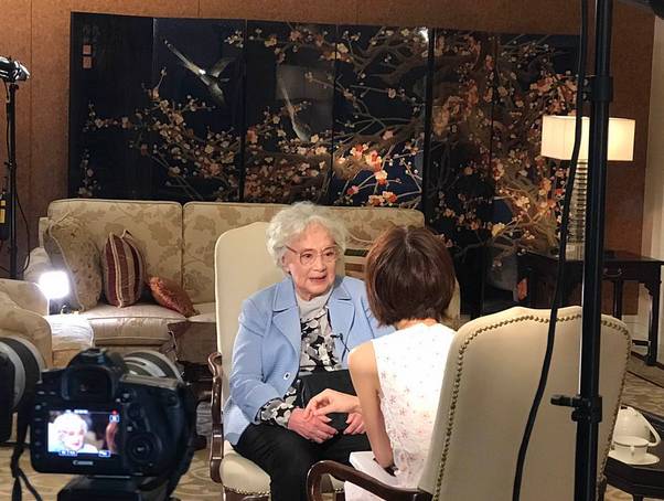 她是绝代美人，从影40余年演绎50多个形象，一生却只爱一个人