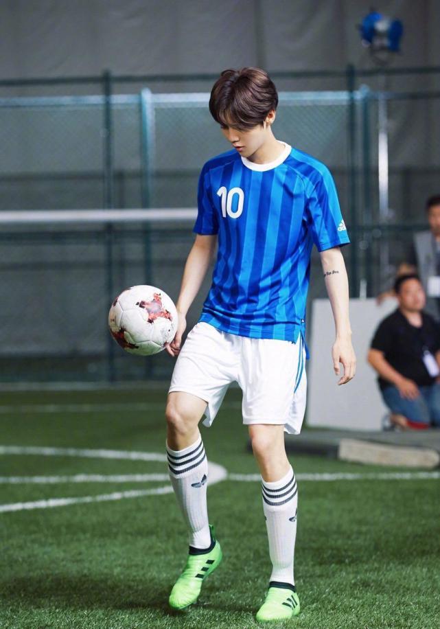 鹿晗一身黑色修身西服帅气十足,鹿晗金发运动服