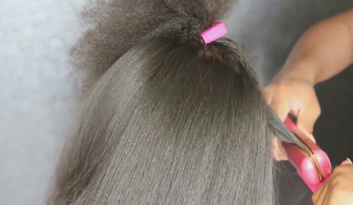 非洲8岁小女孩把头发拉直后，竟这么好看