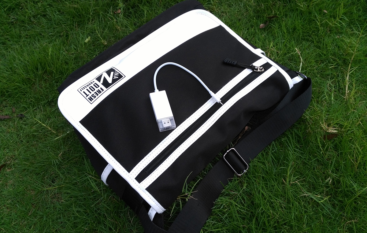 这款手机读卡器很有特点，标配了Lightning闪电接头