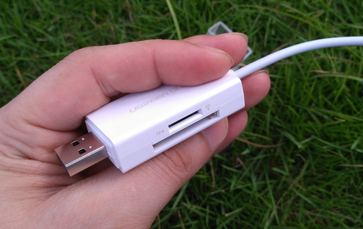 这款手机读卡器很有特点，标配了Lightning闪电接头