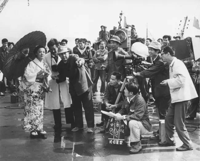 她是绝代美人，从影40余年演绎50多个形象，一生却只爱一个人