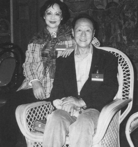 她是绝代美人，从影40余年演绎50多个形象，一生却只爱一个人