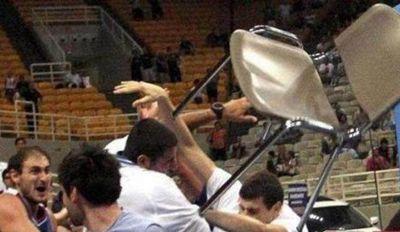 中国男篮打架五人组，朱芳雨用拳头捍卫主权，李楠跳起来就是打！